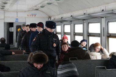 KALUGA, RUSSIA - 27 HAZİRAN 2016: Bir banliyö elektrik treninin arabasında kanunsuzlarla birlikte polis memurları