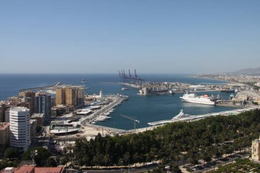 MALAGA, İspanya - 24 Temmuz 2011: Akdeniz kıyısında bir tatil merkezi olan İspanya 'nın Endülüs bölgesindeki Malaga sahil kasabasının görüntüsü