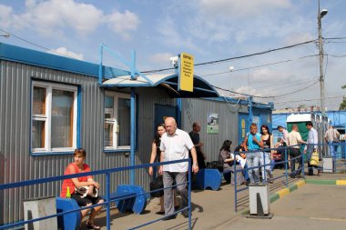  MOSCOW, RUSSIA-26 Temmuz 2012: Moskova 'daki Tyoply Stan otobüs durağındaki biniş platformlarında