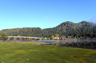 ALTAI REPUBLIC, RUSSIA - 28 Eylül 2020: Teletskoye Gölü kıyısındaki Taiga köyü. Altai Cumhuriyeti