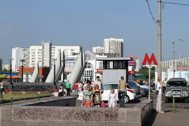 MOSCOW, RUSSIA-AUGust 3, 2012: Moskova 'daki Krasnogvardeyskaya metro istasyonuna giriş