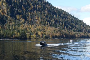 ALTAI REPUBLIC, RUSSIA - 27 Eylül 2020: Teletskoye Gölü 'ndeki motorlu botlar. Altai Cumhuriyeti