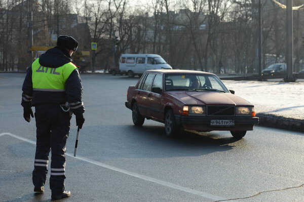 Одинцово, Московская обл., Россия - 20 февраля 2016 года: Инспектор дорожно-патрульной службы полиции останавливает автомобиль