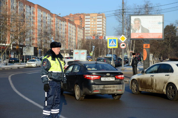 Одинцово, Московская обл., Россия - 20 февраля 2016 года: Инспектор дорожно-патрульной службы милиции на дороге в городе Одинцово
