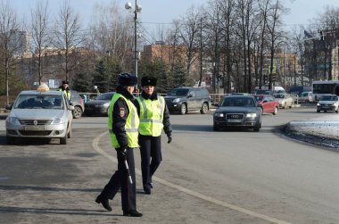 ODINTSOVO, MOSCOW REGION, RUSSIA - 20 Şubat 2016: Odintsovo kentindeki Mozhaisk otoyolu üzerindeki polis karayolu devriye müfettişleri