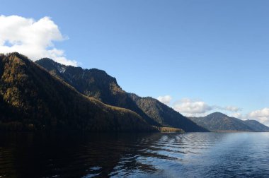 ALTAI REPUBLIC, RUSSIA - 28 Eylül 2020: Teletskoye Gölü 'nde sonbahar. Altai Cumhuriyeti. Batı Sibirya