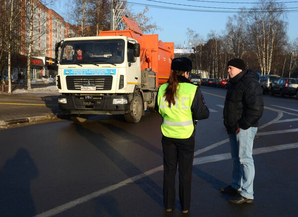  Одинцово, Московская обл., Россия - 20 февраля 2016 года: Инспектор дорожно-патрульной службы полиции разговаривает с человеком на дороге