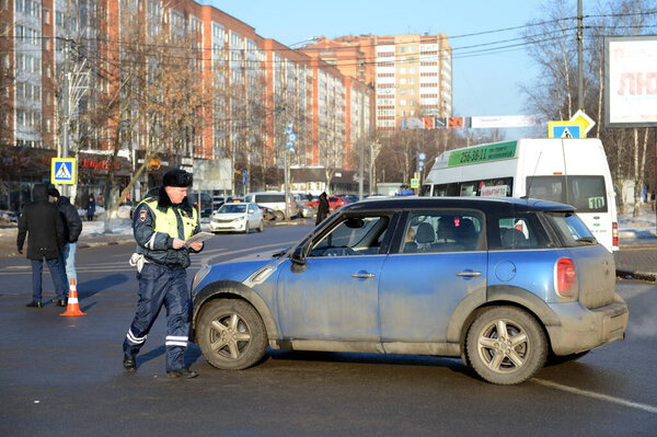 Одинцово, Московская обл., Россия - 20 февраля 2016 года: Инспектор дорожно-патрульной службы милиции на дороге в городе Одинцово