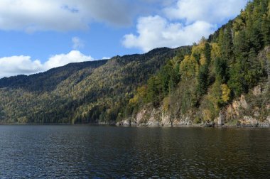 ALTAI REPUBLIC, RUSSIA - 28 Eylül 2020: Teletskoye Gölü 'nde sonbahar. Altai Cumhuriyeti. Batı Sibirya