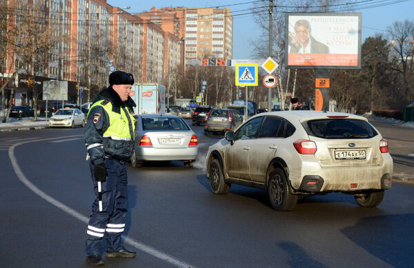 Одинцово, Московская обл., Россия - 20 февраля 2016 года: Инспектор дорожно-патрульной службы милиции на дороге в городе Одинцово