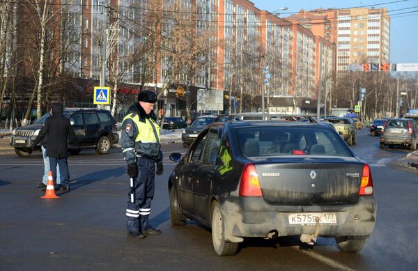 Одинцово, Московская обл., Россия - 20 февраля 2016 года: Инспектор дорожно-патрульной службы милиции на дороге в городе Одинцово