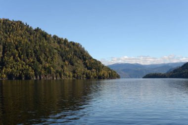 ALTAI REPUBLIC, RUSSIA - 27 Eylül 2020: Teletskoye Gölü 'nde sonbahar. Altai Cumhuriyeti. Batı Sibirya