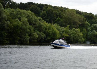  MOSCOW, RUSSIA-HAZİRAN 22 Temmuz 2016: Moskova Nehri üzerindeki NorthSilver PRO 745 Cabin Transport Police botu