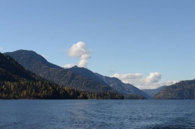 ALTAI REPUBLIC, RUSSIA - 27 Eylül 2020: Teletskoye Gölü 'nde sonbahar. Altai Cumhuriyeti. Batı Sibirya