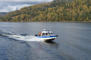 ALTAI REPUBLIC, RUSSIA - 27 EPTEMBER 2020: Ulaşım polisinin NorthSilver PRO 745 Cabin botu Teletskoye Gölü sularında devriye geziyor. Altai Cumhuriyeti