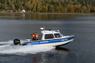 ALTAI REPUBLIC, RUSSIA - 27 EPTEMBER 2020: Ulaşım polisinin NorthSilver PRO 745 Cabin botu Teletskoye Gölü sularında devriye geziyor. Altai Cumhuriyeti