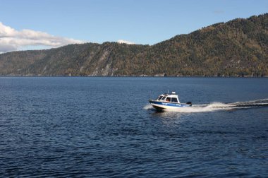 ALTAI REPUBLIC, RUSSIA - 27 EPTEMBER 2020: Ulaşım polisinin NorthSilver PRO 745 Cabin botu Teletskoye Gölü sularında devriye geziyor. Altai Cumhuriyeti