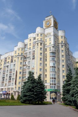  BRYANSK, RUSSA - 7 Haziran 2012: Bryansk 'ın merkezinde saatli ev