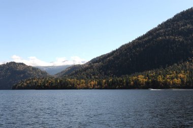 ALTAI REPUBLIC, RUSSIA - 27 Eylül 2020: Teletskoye Gölü 'nde sonbahar. Altai Cumhuriyeti. Batı Sibirya. Rusya
