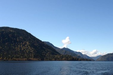 ALTAI REPUBLIC, RUSSIA - 27 Eylül 2020: Teletskoye Gölü 'nde sonbahar. Altai Cumhuriyeti. Batı Sibirya. Rusya