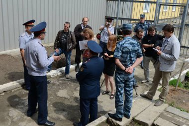  BRYANSK, RUSSIA - 7 Haziran 2012: Bir Rus eğitim kolonisinde turneye çıkan gazeteciler