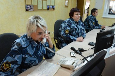   BRYANSK, RUSSIA - 7 Haziran 2012: Cezaevi kolonisindeki video izleme merkezinin operatörleri