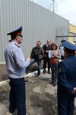  BRYANSK, RUSSIA - 7 Haziran 2012: Bir Rus eğitim kolonisinde turneye çıkan gazeteciler