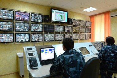   BRYANSK, RUSSIA - 7 Haziran 2012: Cezaevi kolonisindeki video izleme merkezinin operatörleri