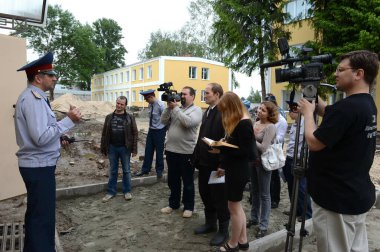  BRYANSK, RUSSIA - 7 Haziran 2012: Bir Rus eğitim kolonisinde turneye çıkan gazeteciler