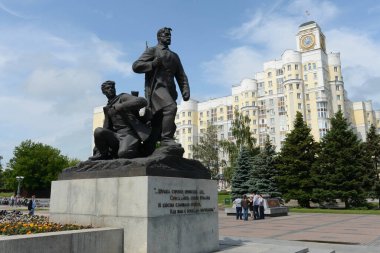  BRYANSK, RUSSIA - 7 Haziran 2012: Bryansk şehir merkezindeki meydanda partizanlar için anıt