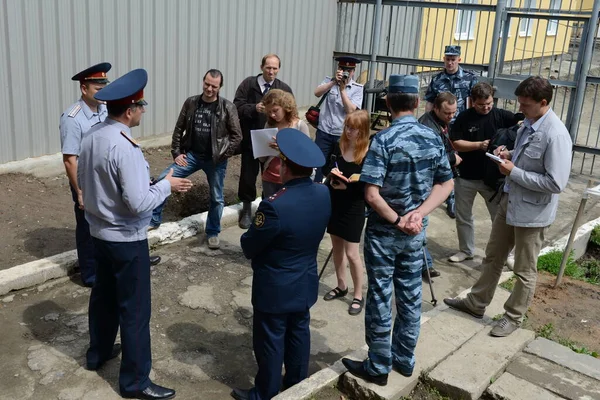  BRYANSK, RUSSIA - 7 Haziran 2012: Bir Rus eğitim kolonisinde turneye çıkan gazeteciler