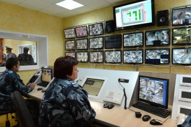  BRYANSK, RUSSIA - 7 Haziran 2012: Cezaevi kolonisindeki video izleme merkezinin operatörleri