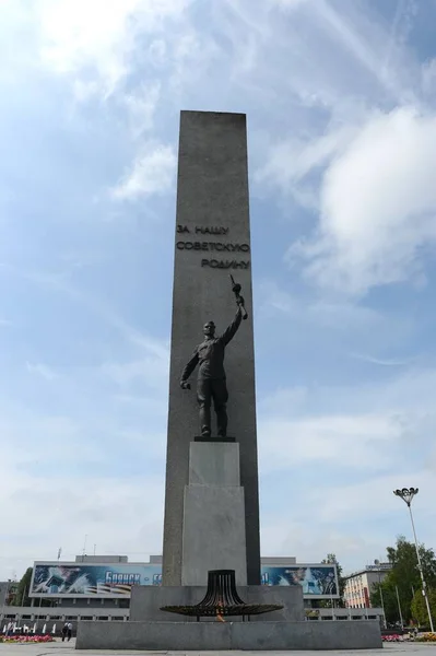 Bryansk ロシア 2012年6月7日 ブリュヤンスクの広場にあるソ連軍とパルチザンの兵士への記念碑 — ストック写真