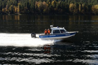 ALTAI REPUBLIC, RUSSIA - 27 EPTEMBER 2020: Ulaşım polisinin NorthSilver PRO 745 Cabin botu Teletskoye Gölü sularında devriye geziyor. Altai Cumhuriyeti