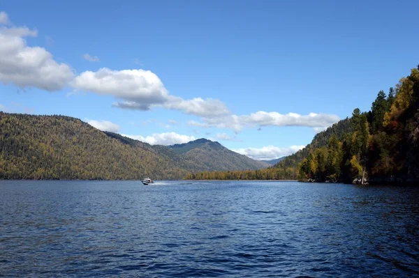 República Altai Rusia Septiembre 2020 Otoño Lago Teletskoye República Altai —  Fotos de Stock