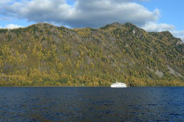 ALTAI REPUBLIC, RUSSIA - 27 Eylül 2020: Teletskoye Gölü 'nde sonbahar. Altai Cumhuriyeti. Batı Sibirya. Rusya
