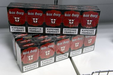  BRYANSK, RUSSA - 7 Haziran 2012: Bryansk 'ta bir mağazanın rafında sigaralar