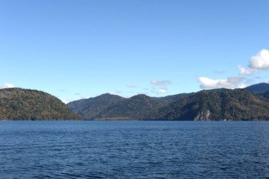 ALTAI REPUBLIC, RUSSIA - 27 Eylül 2020: Teletskoye Gölü 'nde sonbahar. Altai Cumhuriyeti. Batı Sibirya. Rusya