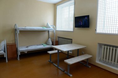   BRYANSK, RUSSIA - 7 Haziran 2012: Bryanskaya 'da bir eğitim kolonisinde tutuklular için bir hücre