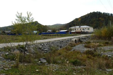 ALTAI REGION, RUSSIA - 16 Eylül 2020: dağ köyü Charyshskoye. Altai Krai