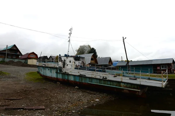 アルタイ共和国 ロシア 2020年9月27日 テレスコエ湖の岸にある古い川のボート アルタイ共和国 — ストック写真
