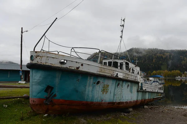 Altai Republic Russia September 2020 Old River Boat Shore Lake — Stock Photo, Image
