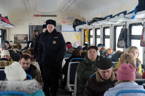 Orekhovo Zuyevo ロシア 2016年11月29日 郊外の電車の車の中で警察隊 — ストック写真