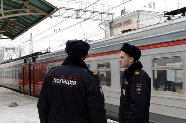 Orekhovo Zuyevo Ryssland November 2016 Polisstyrka Järnvägsplattformen Vid Stationen Orekhovo — Stockfoto