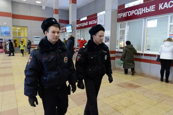 Orekhovo Zuyevo Russia November 2016 Police Officers Patrol Railway Station — Stock Photo, Image