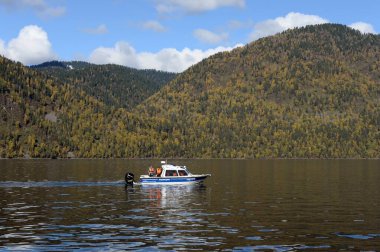 ALTAI REPUBLIC, RUSSIA - 27 EPTEMBER 2020: Ulaşım polisinin NorthSilver PRO 745 Cabin botu Teletskoye Gölü sularında devriye geziyor. Altai Cumhuriyeti