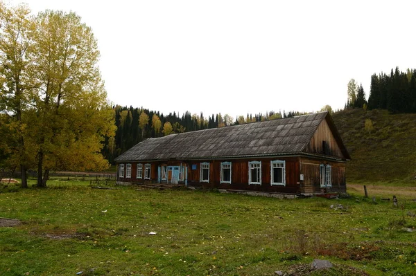 República Altai Rússia Setembro 2020 Antigo Edifício Escolar Aldeia República — Fotografia de Stock