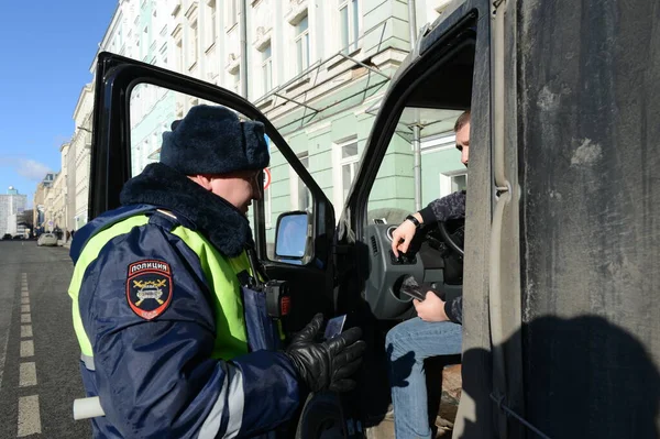 モスクワ ロシア 2017年2月15日 警察の道路パトロールサービスの検査官は 停止した車の運転手の文書をチェックします — ストック写真