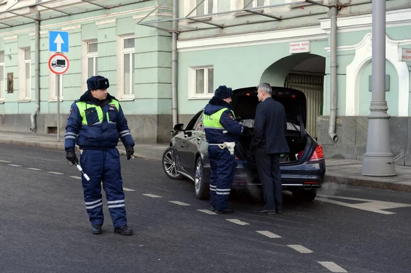 Moscú Rusia Febrero 2017 Inspectores Del Servicio Patrulla Vial Policía — Foto de Stock