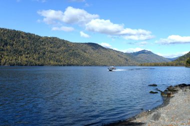 ALTAI REPUBLIC, RUSSIA - 27 Eylül 2020: Teletskoye Gölü 'nde sonbahar. Altai Cumhuriyeti. Batı Sibirya. Rusya